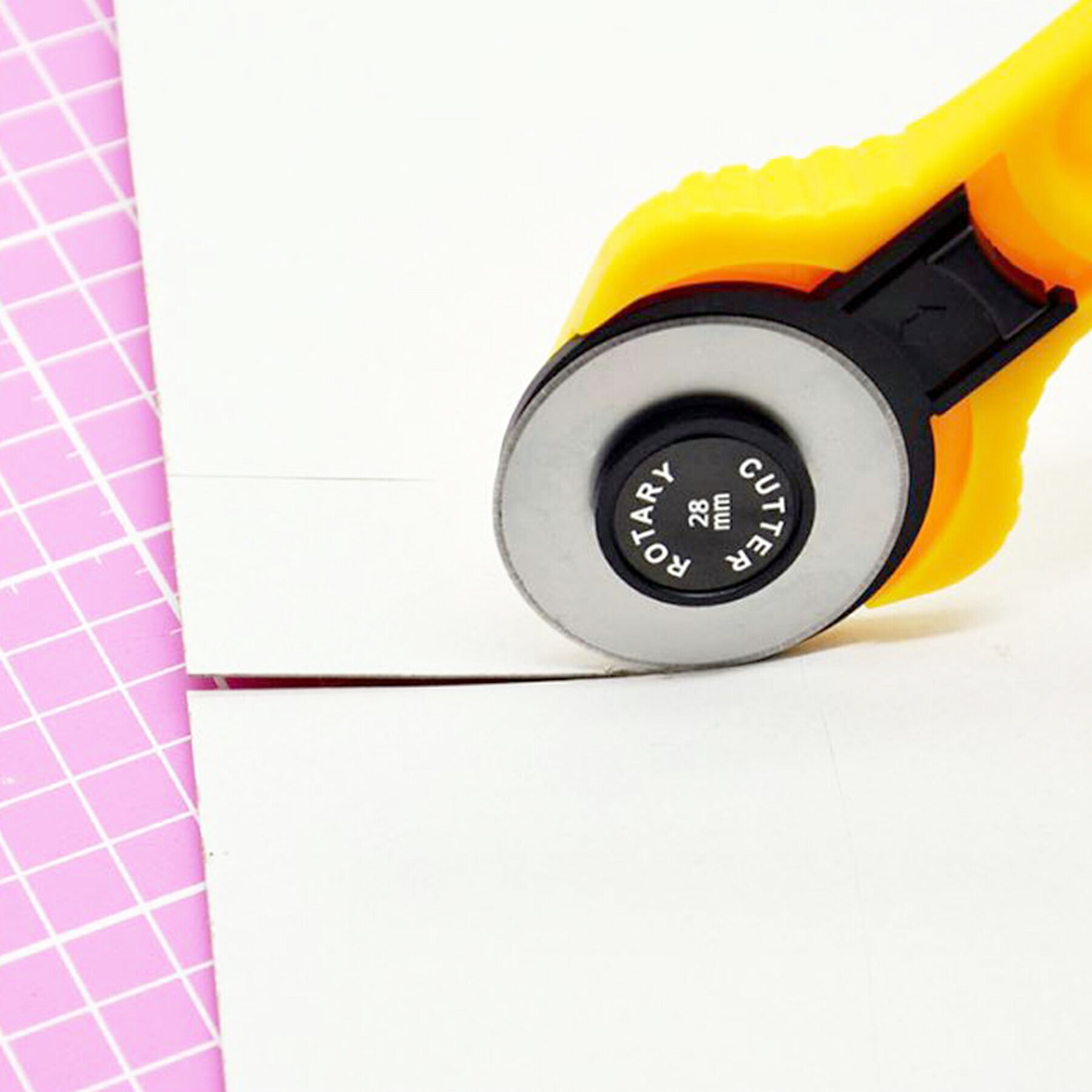 ロータリー カッター 28mm 布 裁断 円形 替刃式 左右両用 クラフト 手芸 DIY 裁縫道具 洋裁 生地